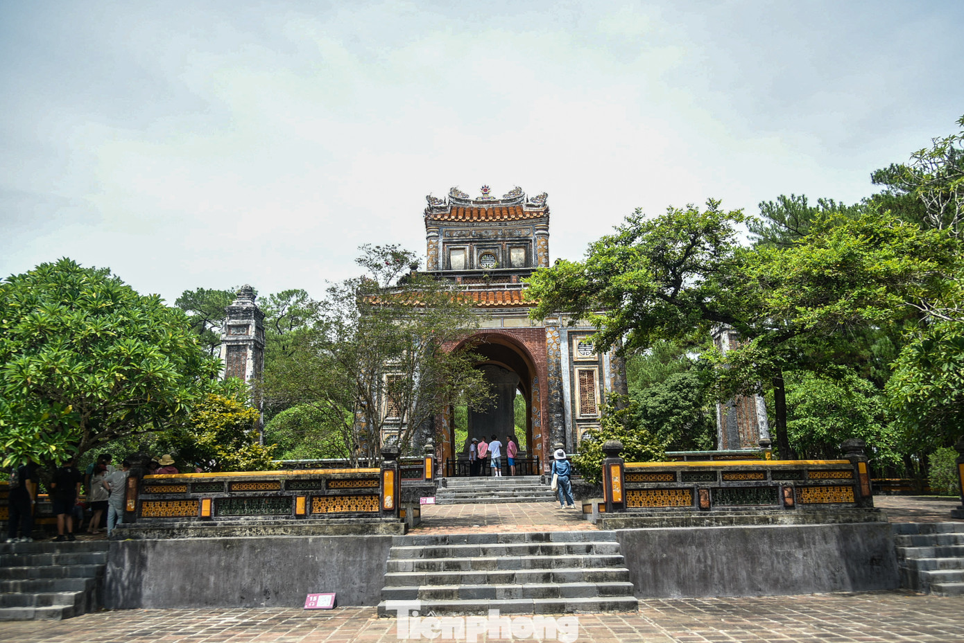 Lăng Tự Đức được coi là một trong những công trình đẹp nhất của kiến trúc thời Nguyễn. Ông vua thi sĩ Tự Đức (1848-1883) đã chọn cho mình một nơi yên nghỉ xứng đáng với ngôi vị của mình và phù hợp với sở thích, nguyện vọng của một vị vua có học vấn uyên thâm và lãng tử bậc nhất trong hàng vua chúa nhà Nguyễn.