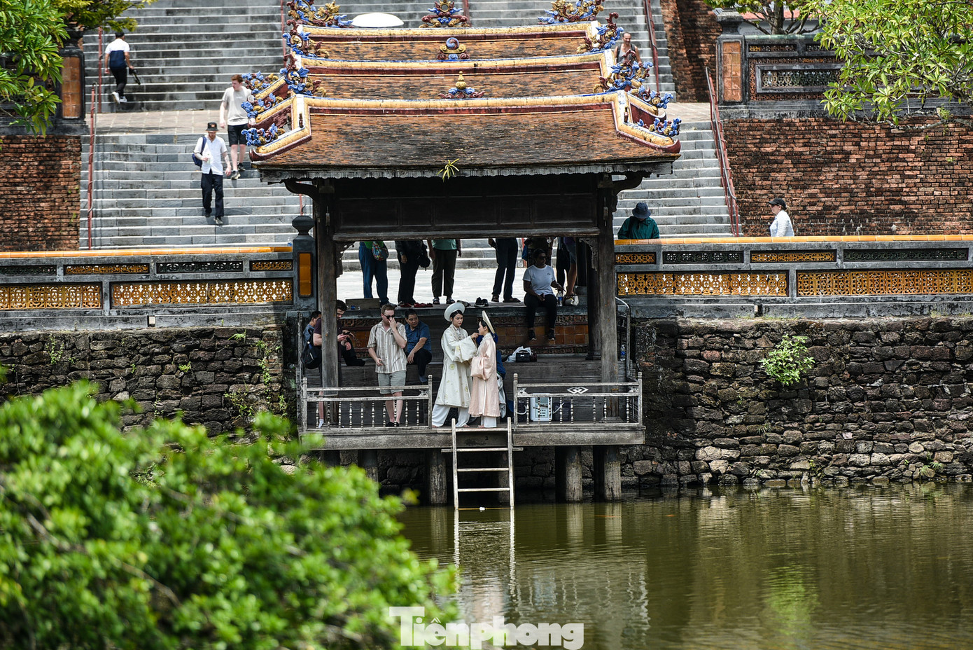 Toàn cảnh lăng Tự Đức như một công viên rộng lớn. Ở đây quanh năm có suối chảy, thông reo, muôn chim ca hát. Sự sáng tạo của con người hài hòa với cảnh quan tự nhiên tạo nên một khung cảnh thơ mộng, diễm lệ.