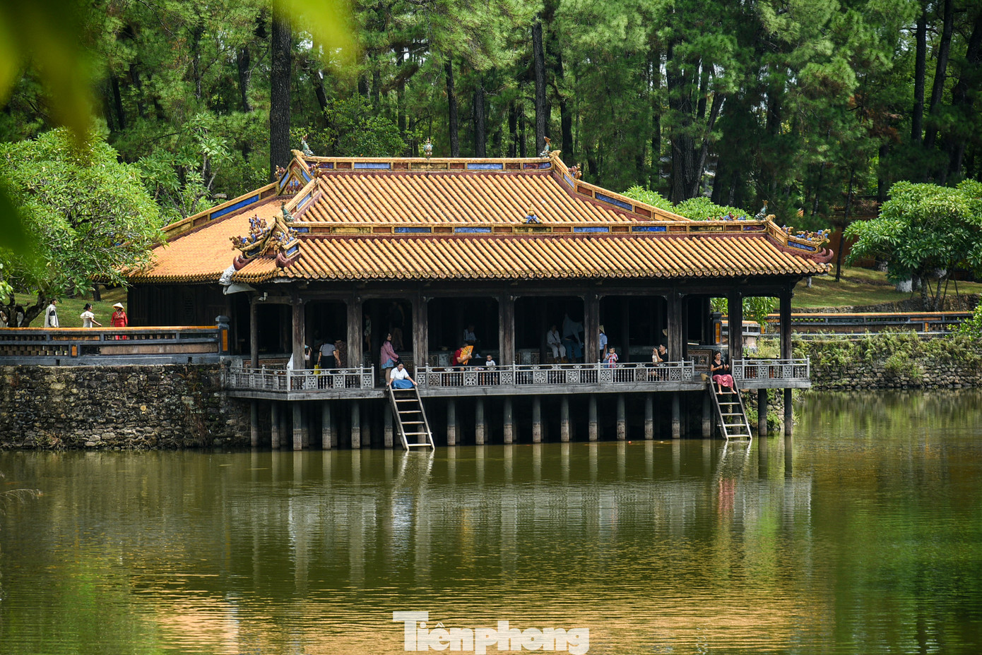 Lăng Tự Đức được coi là một trong những công trình đẹp nhất của kiến trúc thời Nguyễn. Ông vua thi sĩ Tự Đức (1848-1883) đã chọn cho mình một nơi yên nghỉ xứng đáng với ngôi vị của mình và phù hợp với sở thích, nguyện vọng của một vị vua có học vấn uyên thâm và lãng tử bậc nhất trong hàng vua chúa nhà Nguyễn.