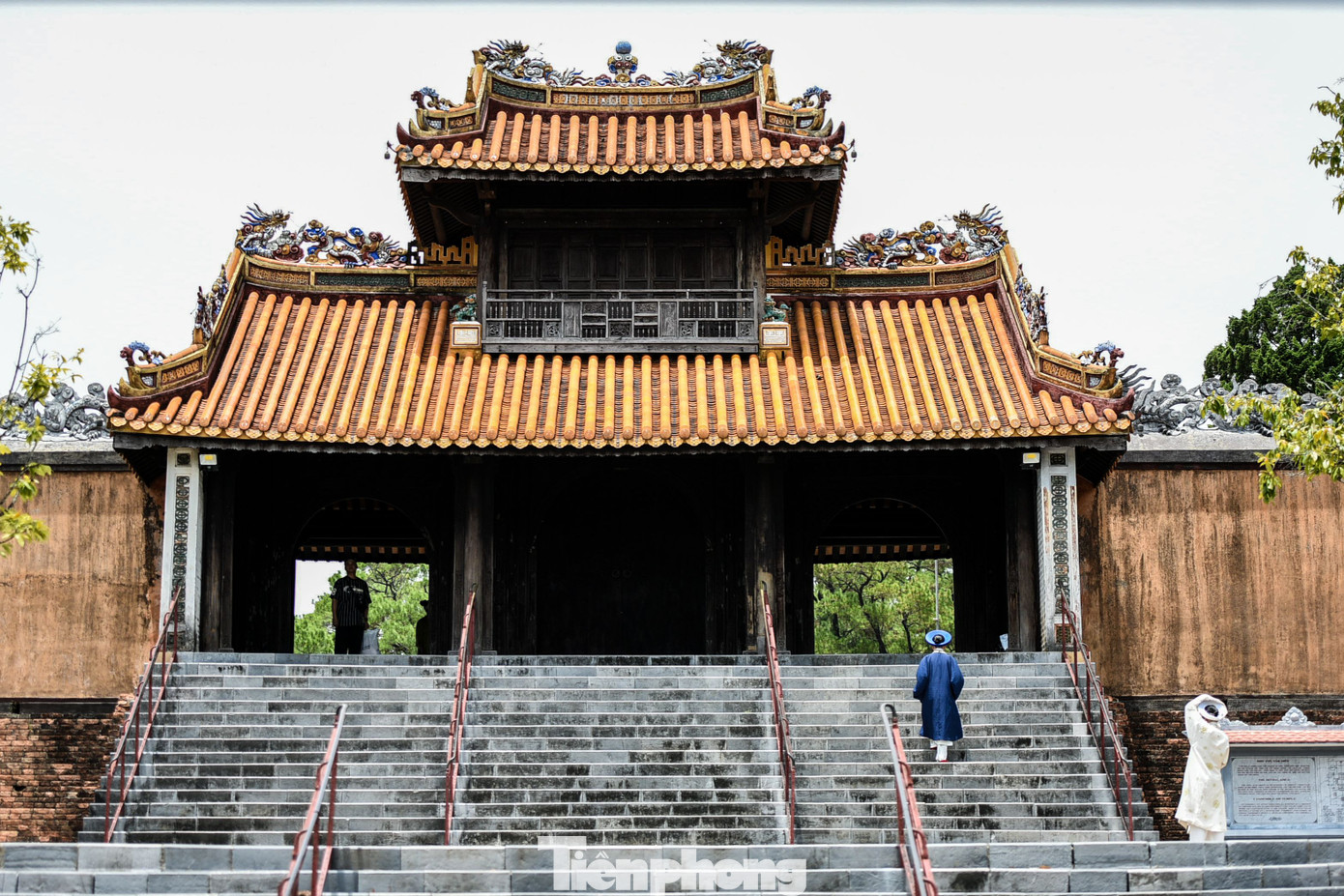 Lăng Tự Đức (Khiêm lăng) nằm ở xã Thủy Xuân, được xây dựng từ năm 1864, hoàn thành năm 1867, bao gồm La thành và các cổng, Chí Khiêm đường, điện thờ, lăng Lệ Thiên Anh Hoàng hậu, lăng Kiến Phúc, hồ Lưu Khiêm…