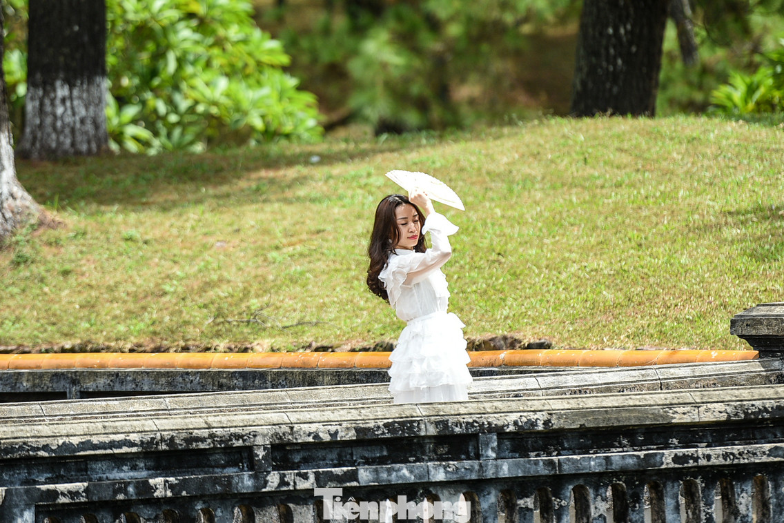 Với sự hòa quyện của cảnh sắc và kiến trúc nơi đây, Lăng Tự Đức trở thành một trong những lăng tẩm thu hút khách du lịch bậc nhất ở TP Huế.