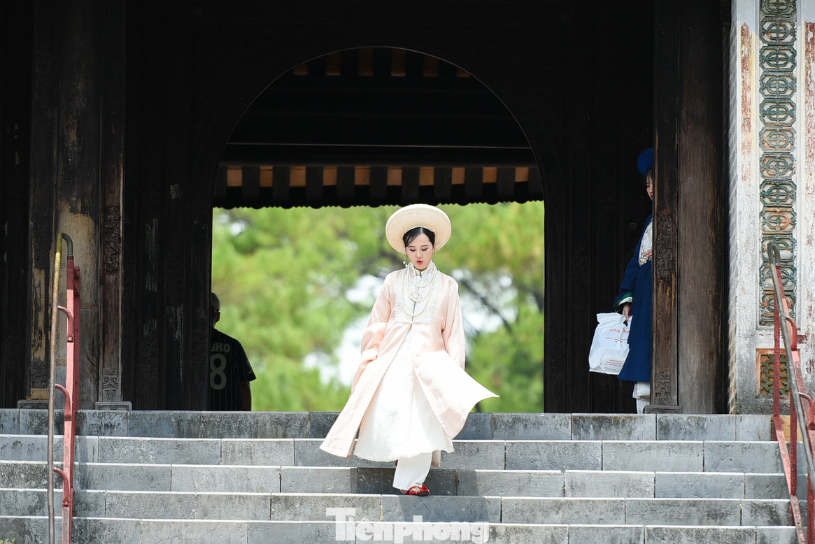 Với sự hòa quyện của cảnh sắc và kiến trúc nơi đây, Lăng Tự Đức trở thành một trong những lăng tẩm thu hút khách du lịch bậc nhất ở TP Huế.