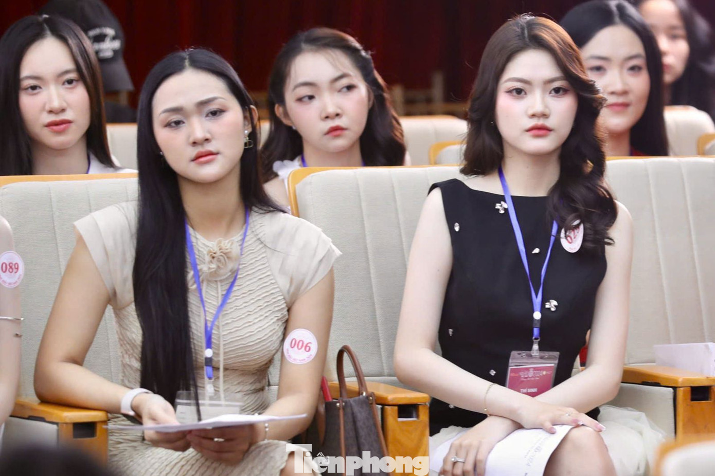 Thí sinh tập trung tại hội trường trước khi bước vào phòng kiểm tra nhân trắc học.