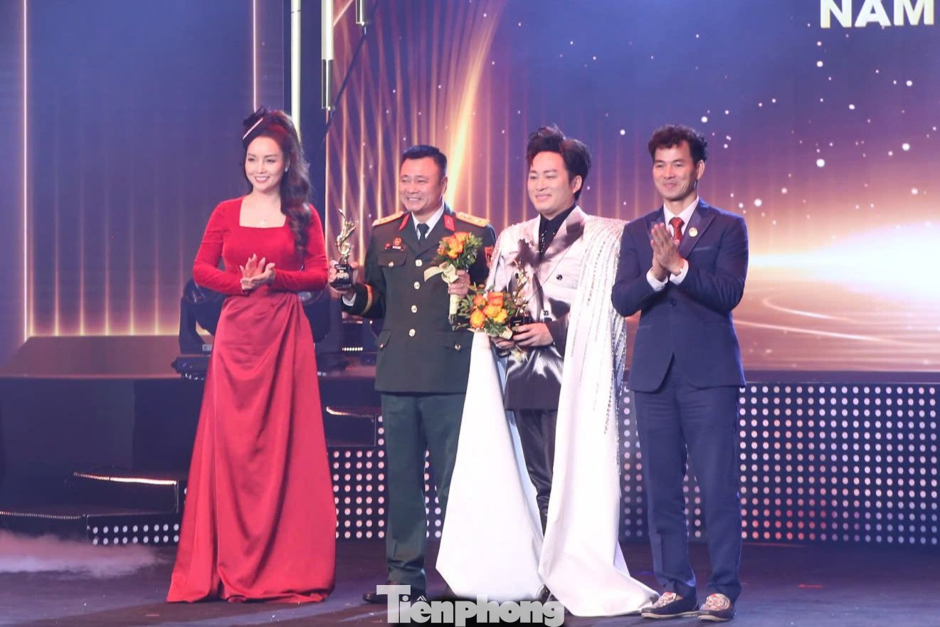 NSND Tự Long được vinh danh Nghệ sĩ truyền cảm hứng của năm 2024. Ảnh: Gia Linh. NSND Tự Long được vinh danh Nghệ sĩ truyền cảm hứng của năm 2024. Ảnh: Gia Linh.