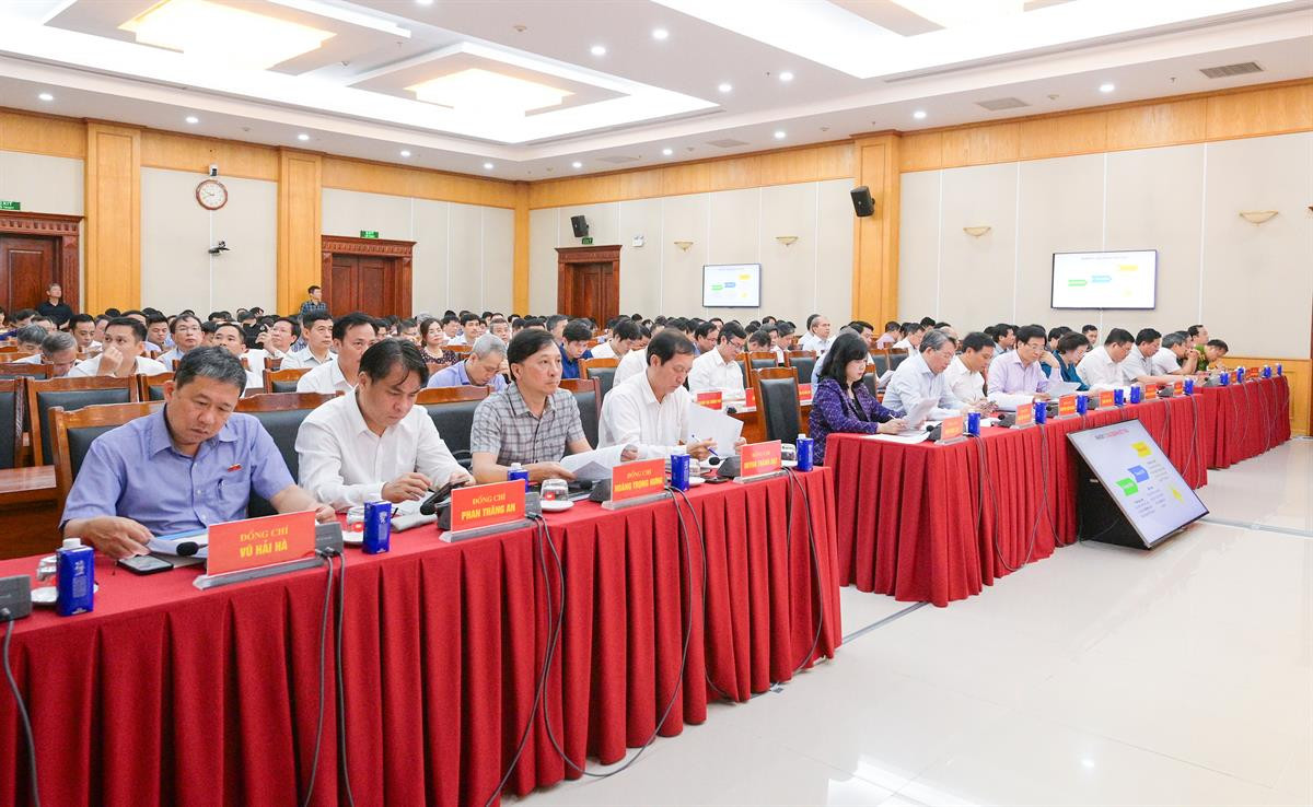 Tham dự Hội nghị tại điểm cầu chính có các đồng chí Uỷ viên Trung ương Đảng; lãnh đạo các Đảng uỷ trực thuộc Trung ương; lãnh đạo các bộ, ngành Trung ương; các Ban Đảng Trung ương; Đảng ủy các bộ, cơ quan ngang bộ, cơ quan thuộc Chính phủ; Mặt trận Tổ quốc và các đoàn thể; Tòa án nhân dân tối cao; Viện Kiểm sát nhân dân tối cao; Thường trực Tổ Giúp việc Ban Chỉ đạo; Thành viên Hội đồng tư vấn quốc gia; đại diện lãnh đạo các tập đoàn công nghệ, doanh nghiệp cung cấp nền tảng số, giải pháp kỹ thuật.