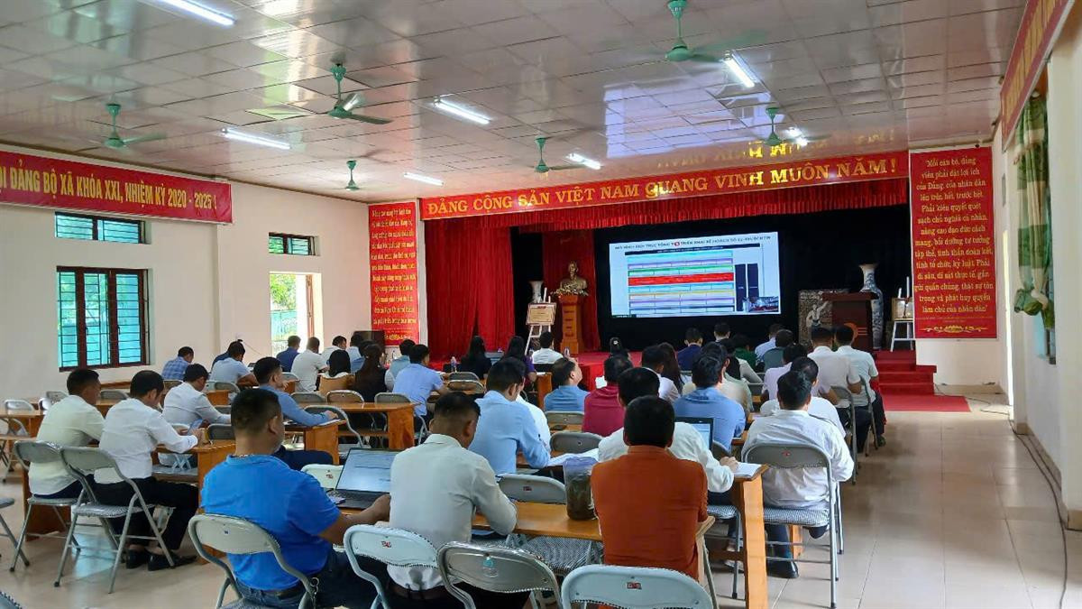 Các đại biểu dự Hội nghị tại điểm cầu xã Ngọc Chiến, huyện Mường La, tỉnh Sơn La.