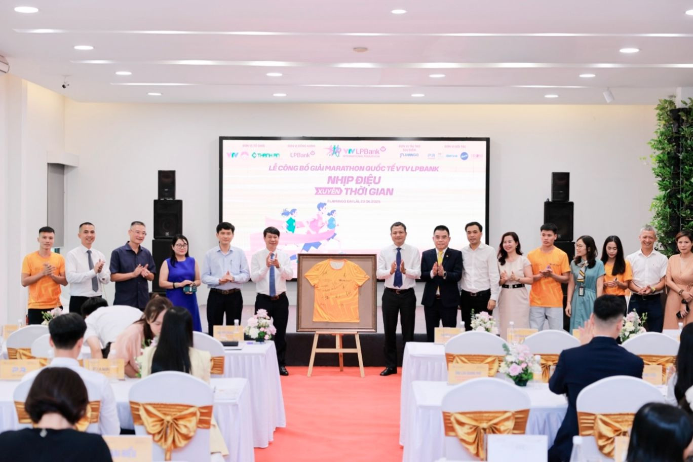 Các đại biểu ký lưu niệm chiếc áo phiên bản đặc biệt của giải Marathon quốc tế VTV LPBank 2025. Các đại biểu ký lưu niệm chiếc áo phiên bản đặc biệt của giải Marathon quốc tế VTV LPBank 2025.