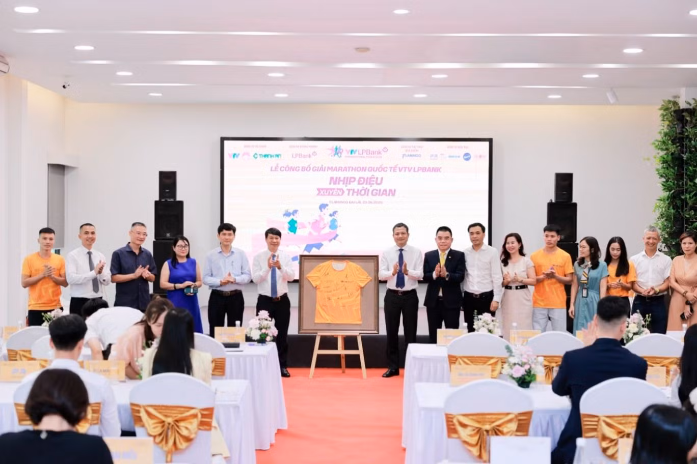 Các đại biểu ký lưu niệm chiếc áo phiên bản đặc biệt của giải Marathon quốc tế VTV LPBank 2025. Các đại biểu ký lưu niệm chiếc áo phiên bản đặc biệt của giải Marathon quốc tế VTV LPBank 2025.