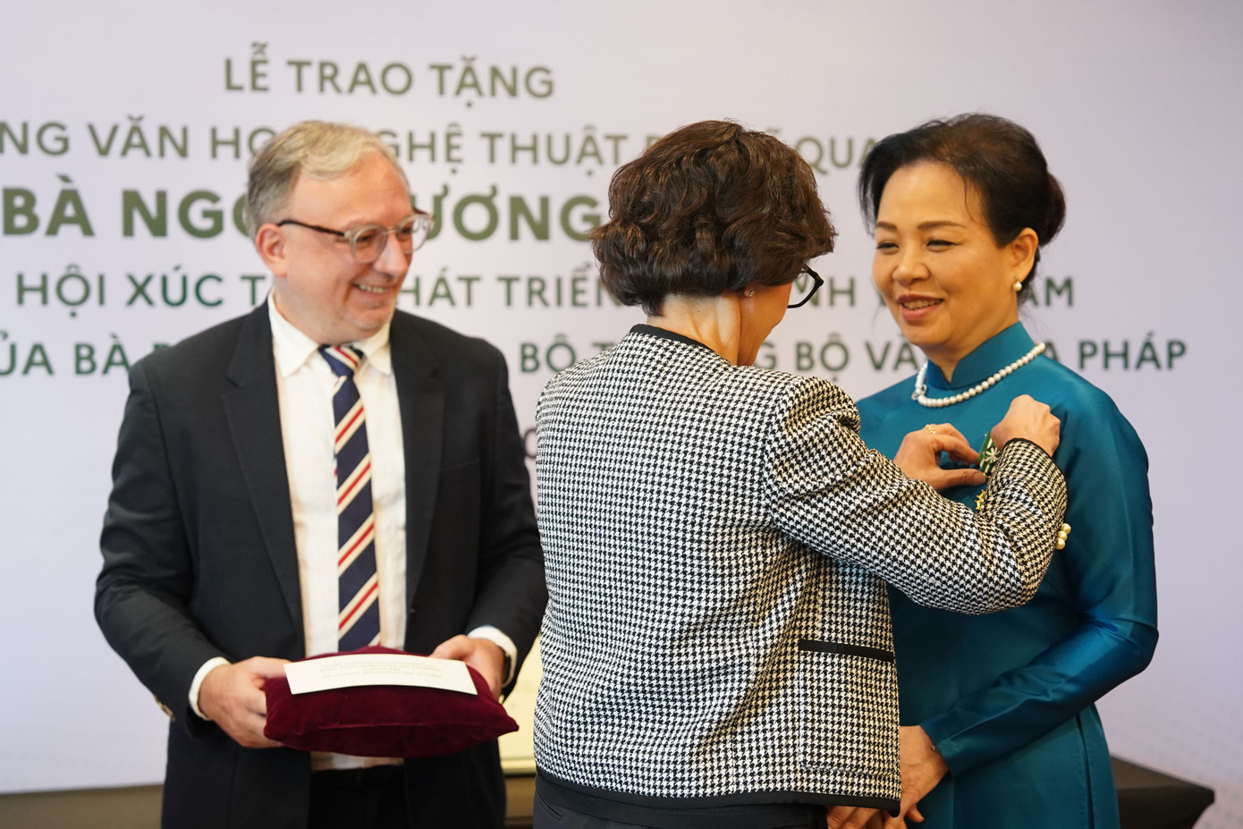 TS. Ngô Phương Lan - Chủ tịch Hội Xúc tiến và Phát triển Điện ảnh Việt Nam - nhận Huân chương Văn học Nghệ thuật bậc Officier (bậc sĩ quan) của Pháp.