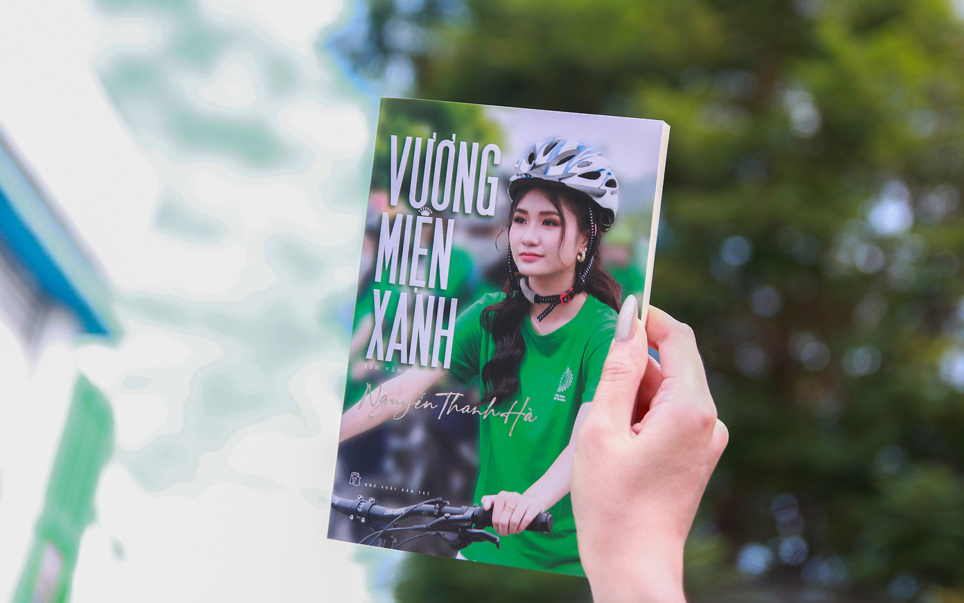 Hoa hậu Môi trường Thế giới 2023 Nguyễn Thanh Hà ra mắt cuốn sách đầu tay Vương miện xanh sau 3 năm đăng quang. Hoa hậu Môi trường Thế giới 2023 Nguyễn Thanh Hà ra mắt cuốn sách đầu tay Vương miện xanh sau 3 năm đăng quang.