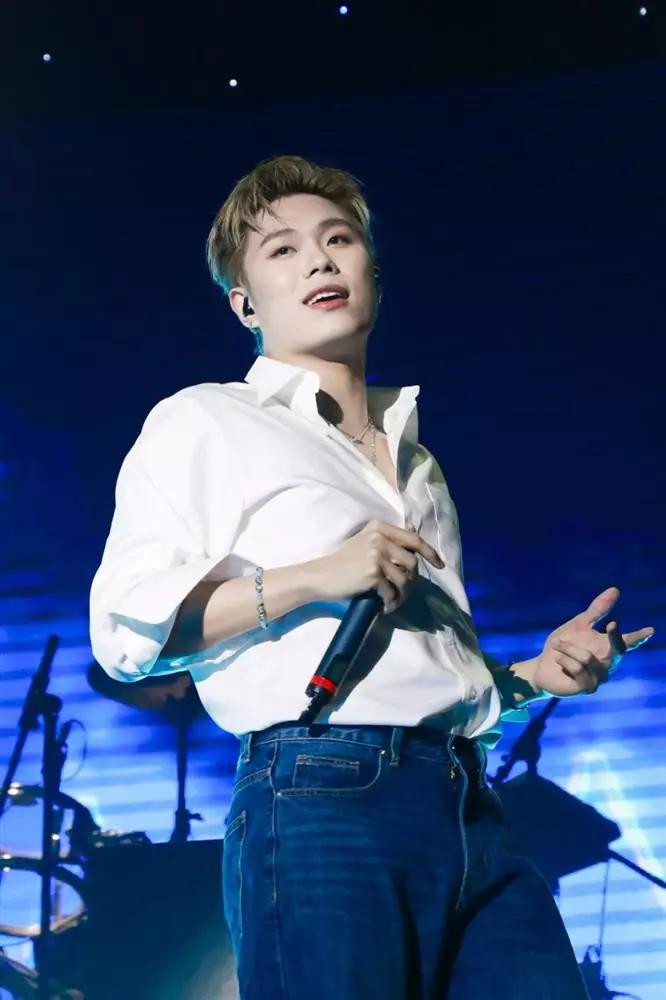 TikToker Tun Phạm, Sam, Dương Domic (từ trái sang) bị nghi ngờ tham gia quảng cáo thổi phồng một loại thực phẩm chức năng có thành phần chính là vitamin C.