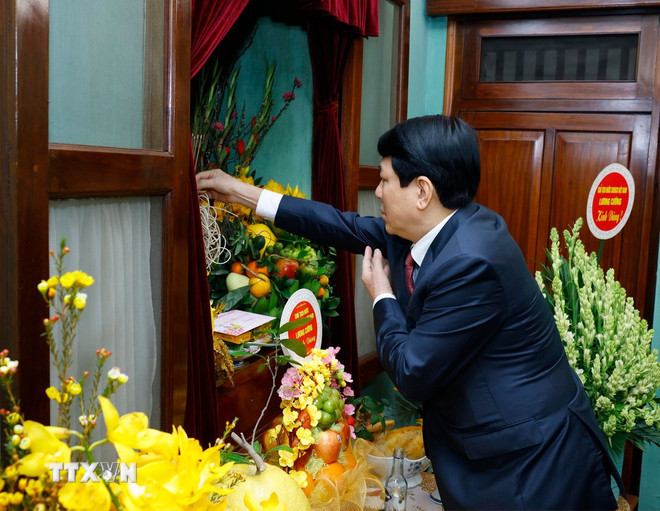 Chủ tịch nước Lương Cường dâng hương tưởng niệm Chủ tịch Hồ Chí Minh tại Nhà 67, Khu di tích Chủ tịch Hồ Chí Minh trong Phủ Chủ tịch. (Ảnh: Lâm Khánh/TTXVN).