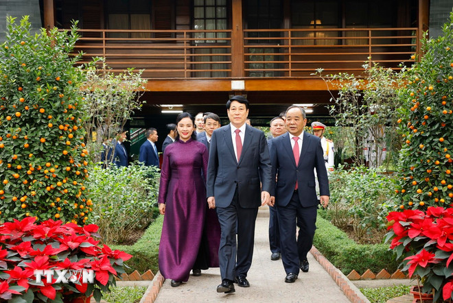 Chủ tịch nước Lương Cường tham quan Khu di tích Chủ tịch Hồ Chí Minh trong Phủ Chủ tịch. (Ảnh: Lâm Khánh/TTXVN).