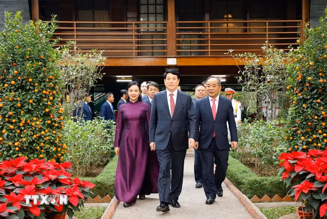 Chủ tịch nước Lương Cường tham quan Khu di tích Chủ tịch Hồ Chí Minh trong Phủ Chủ tịch. (Ảnh: Lâm Khánh/TTXVN).