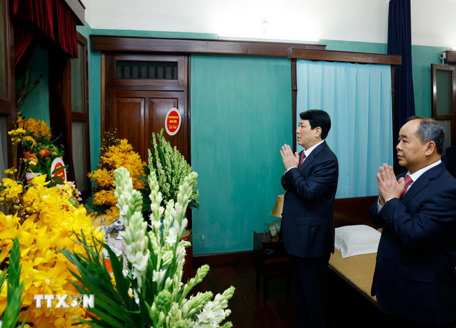 Chủ tịch nước Lương Cường dâng hương tưởng niệm Chủ tịch Hồ Chí Minh tại Nhà 67, Khu di tích Chủ tịch Hồ Chí Minh trong Phủ Chủ tịch. (Ảnh: Lâm Khánh/TTXVN).