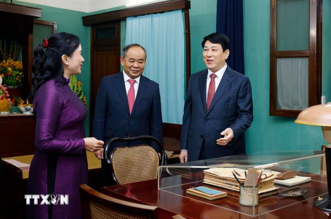 Chủ tịch nước Lương Cường tham quan những hiện vật của Chủ tịch Hồ Chí Minh tại Nhà 67, Khu di tích Chủ tịch Hồ Chí Minh trong Phủ Chủ tịch. (Ảnh: Lâm Khánh/TTXVN).