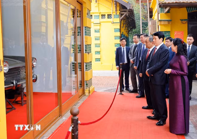 Chủ tịch nước Lương Cường tham quan Bảo vật quốc gia là ba chiếc xe ô tô được sử dụng phục vụ Chủ tịch Hồ Chí Minh từ năm 1954-1969 đang lưu giữ tại Khu di tích Chủ tịch Hồ Chí Minh trong Phủ Chủ tịch. (Ảnh: Lâm Khánh/TTXVN)