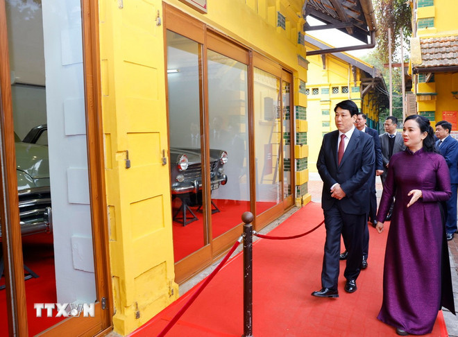 Chủ tịch nước Lương Cường tham quan Bảo vật quốc gia là ba chiếc xe ô tô được sử dụng phục vụ Chủ tịch Hồ Chí Minh từ năm 1954-1969 đang lưu giữ tại Khu di tích Chủ tịch Hồ Chí Minh trong Phủ Chủ tịch. (Ảnh: Lâm Khánh/TTXVN).