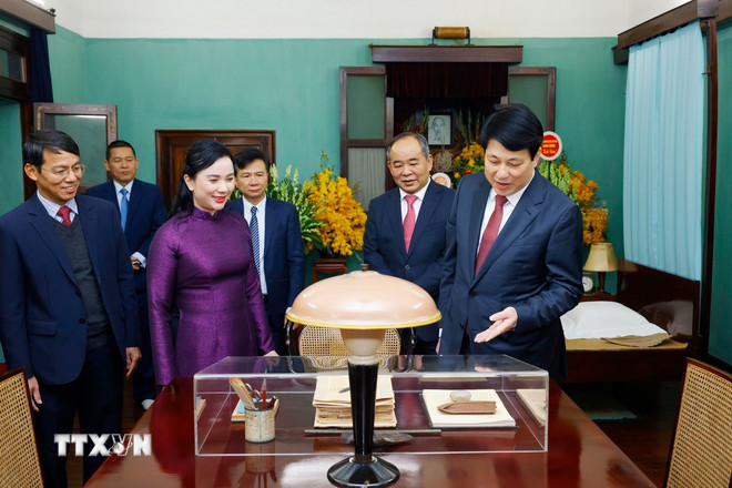 Chủ tịch nước Lương Cường tham quan những hiện vật của Chủ tịch Hồ Chí Minh tại Nhà 67, Khu di tích Chủ tịch Hồ Chí Minh trong Phủ Chủ tịch. (Ảnh: Lâm Khánh/TTXVN).