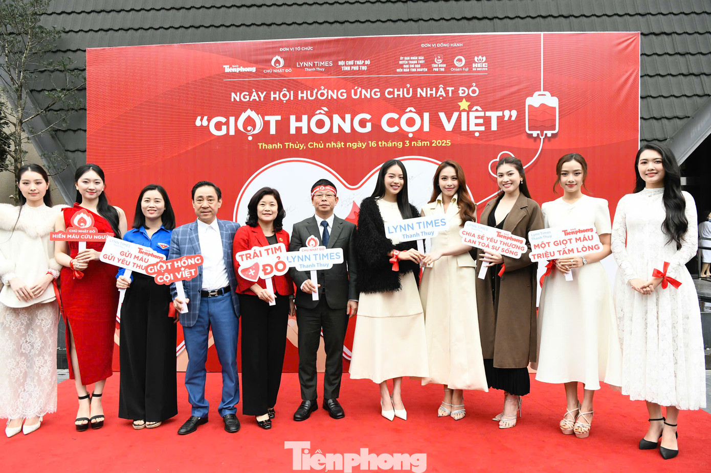 Dàn Hoa, Á hậu và người đẹp tham gia sự kiện "Giọt hồng cội Việt" được tổ chức ngày 16/3 tại Lynn Times Thanh Thủy (Phú Thọ). Dàn Hoa, Á hậu và người đẹp tham gia sự kiện "Giọt hồng cội Việt" được tổ chức ngày 16/3 tại Lynn Times Thanh Thủy (Phú Thọ).
