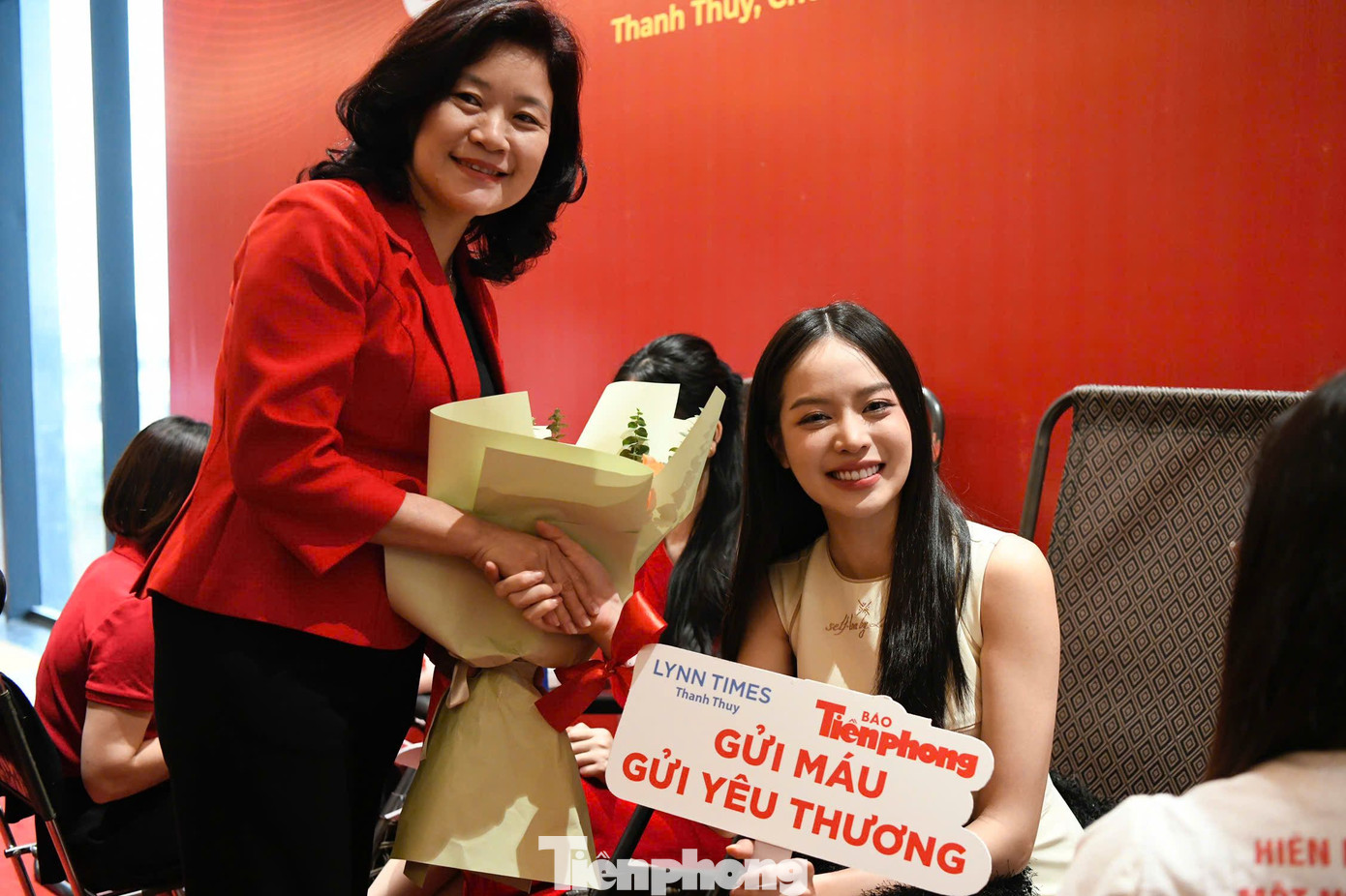 Chia sẻ với Tiền Phong về lần thứ hai hiến máu, Thanh Thủy cho biết cô đỡ run, hồi hộp hơn lần đầu. "Lần thứ hai hiến máu tôi cảm thấy đỡ sợ, hồi hộp hơn lần đầu. Tuy nhiên, tôi vẫn sợ kim tiêm. Tôi hiểu được ý nghĩa của việc hiến máu tình nguyện nên vẫn quyết định hiến máu", Thanh Thủy nói. Chia sẻ với Tiền Phong về lần thứ hai hiến máu, Thanh Thủy cho biết cô đỡ run, hồi hộp hơn lần đầu. "Lần thứ hai hiến máu tôi cảm thấy đỡ sợ, hồi hộp hơn lần đầu. Tuy nhiên, tôi vẫn sợ kim tiêm. Tôi hiểu được ý nghĩa của việc hiến máu tình nguyện nên vẫn quyết định hiến máu", Thanh Thủy nói.