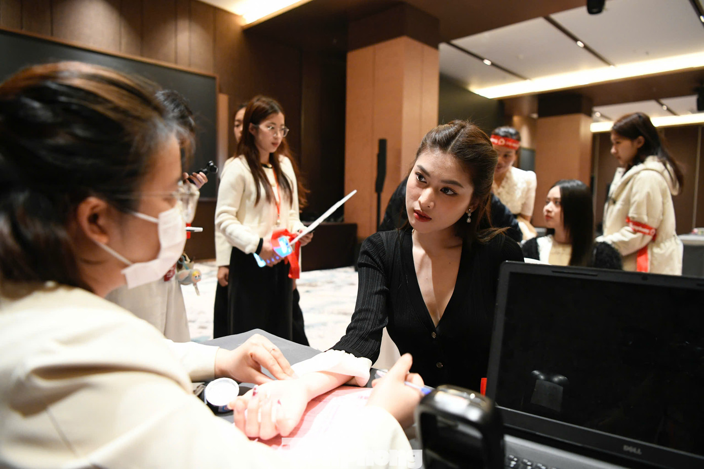 Ngọc Thảo chuẩn bị khá kỹ lưỡng để có thể hiến máu tại sự kiện. Cô chăm chú nghe bác sĩ khám, tư vấn trước khi hiến máu. Ngọc Thảo chuẩn bị khá kỹ lưỡng để có thể hiến máu tại sự kiện. Cô chăm chú nghe bác sĩ khám, tư vấn trước khi hiến máu.