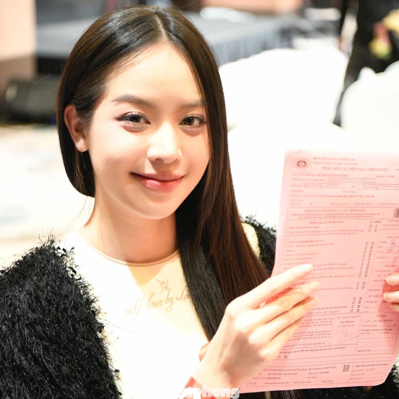 Hoa hậu Thanh Thủy bày tỏ niềm vui khi sự kiện hiến máu "Giọt hồng cội Việt" được nhiều người quan tâm, hưởng ứng. "Tôi mong sự xuất hiện của mình và rất nhiều người ở đây có thể lan tỏa thông điệp tích cực đến cho xã hội, đặc biệt là thông điệp về việc hiến máu tình nguyện", Thanh Thủy cho biết. Hoa hậu Thanh Thủy bày tỏ niềm vui khi sự kiện hiến máu "Giọt hồng cội Việt" được nhiều người quan tâm, hưởng ứng. "Tôi mong sự xuất hiện của mình và rất nhiều người ở đây có thể lan tỏa thông điệp tích cực đến cho xã hội, đặc biệt là thông điệp về việc hiến máu tình nguyện", Thanh Thủy cho biết.