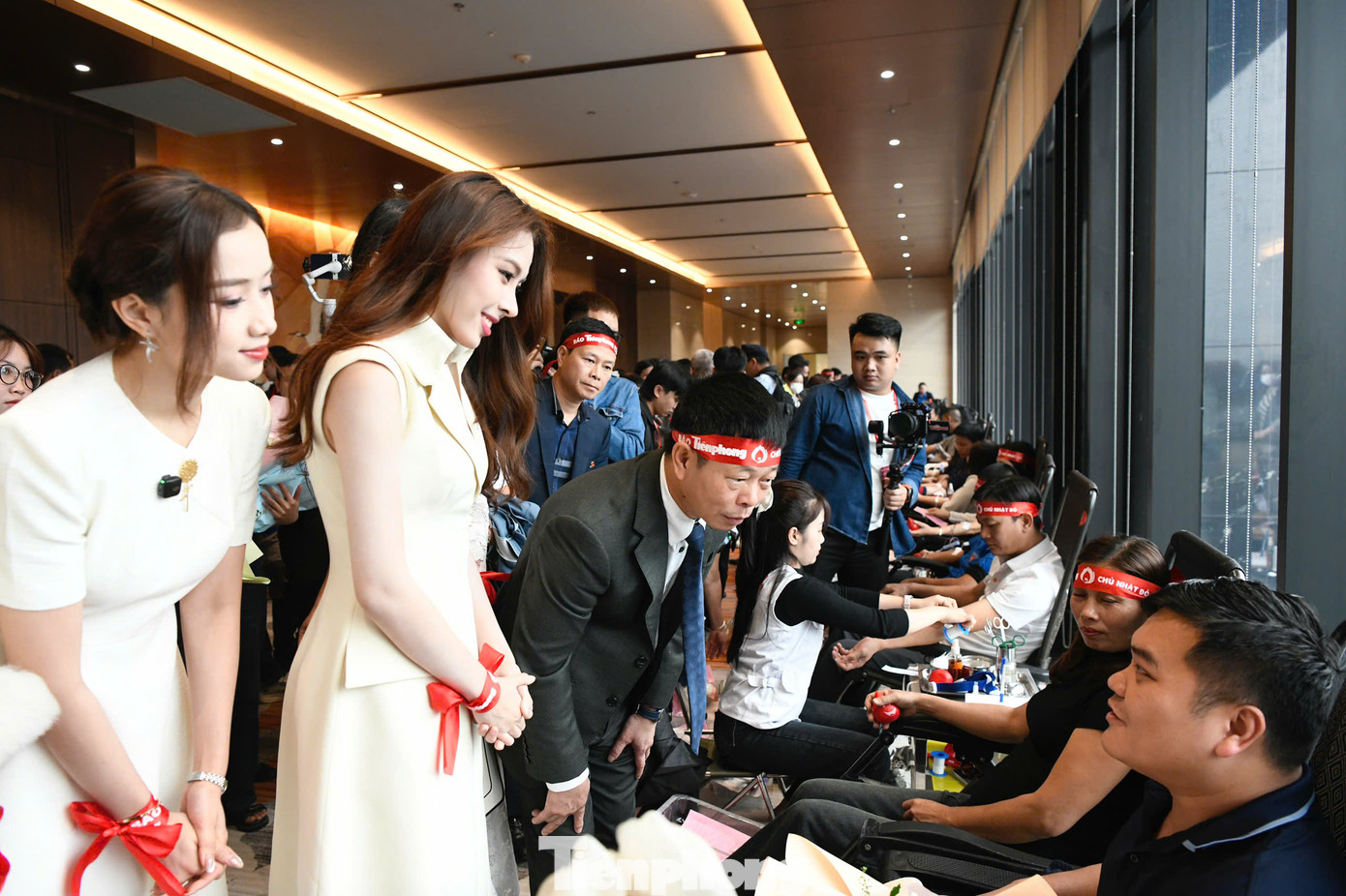 Dịp này, nhà báo Phùng Công Sưởng và các người đẹp ân cần hỏi thăm, tặng hoa các tình nguyện viên nhằm cảm ơn và ca ngợi nghĩa cử cao đẹp của những người hiến máu sẽ gieo thêm những hạt giống tình người trong cuộc sống và tô đẹp thêm truyền thống tương thân tương ái của dân tộc Việt Nam. Dịp này, nhà báo Phùng Công Sưởng và các người đẹp ân cần hỏi thăm, tặng hoa các tình nguyện viên nhằm cảm ơn và ca ngợi nghĩa cử cao đẹp của những người hiến máu sẽ gieo thêm những hạt giống tình người trong cuộc sống và tô đẹp thêm truyền thống tương thân tương ái của dân tộc Việt Nam.