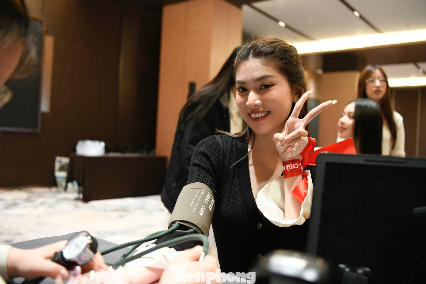 Ngọc Thảo chuẩn bị khá kỹ lưỡng để có thể hiến máu tại sự kiện. Cô chăm chú nghe bác sĩ khám, tư vấn trước khi hiến máu. Ngọc Thảo chuẩn bị khá kỹ lưỡng để có thể hiến máu tại sự kiện. Cô chăm chú nghe bác sĩ khám, tư vấn trước khi hiến máu.