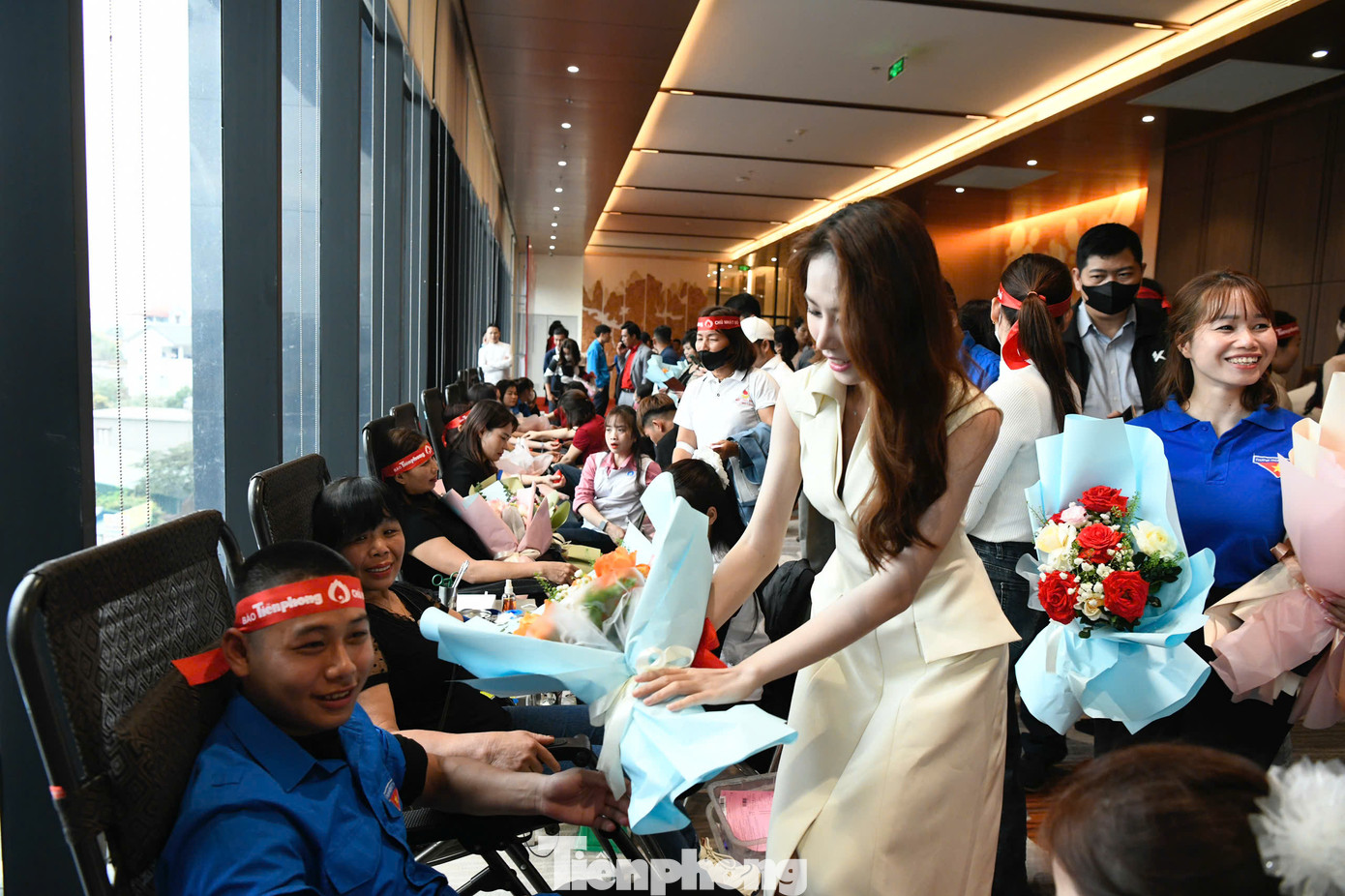 Dịp này, nhà báo Phùng Công Sưởng và các người đẹp ân cần hỏi thăm, tặng hoa các tình nguyện viên nhằm cảm ơn và ca ngợi nghĩa cử cao đẹp của những người hiến máu sẽ gieo thêm những hạt giống tình người trong cuộc sống và tô đẹp thêm truyền thống tương thân tương ái của dân tộc Việt Nam. Dịp này, nhà báo Phùng Công Sưởng và các người đẹp ân cần hỏi thăm, tặng hoa các tình nguyện viên nhằm cảm ơn và ca ngợi nghĩa cử cao đẹp của những người hiến máu sẽ gieo thêm những hạt giống tình người trong cuộc sống và tô đẹp thêm truyền thống tương thân tương ái của dân tộc Việt Nam.