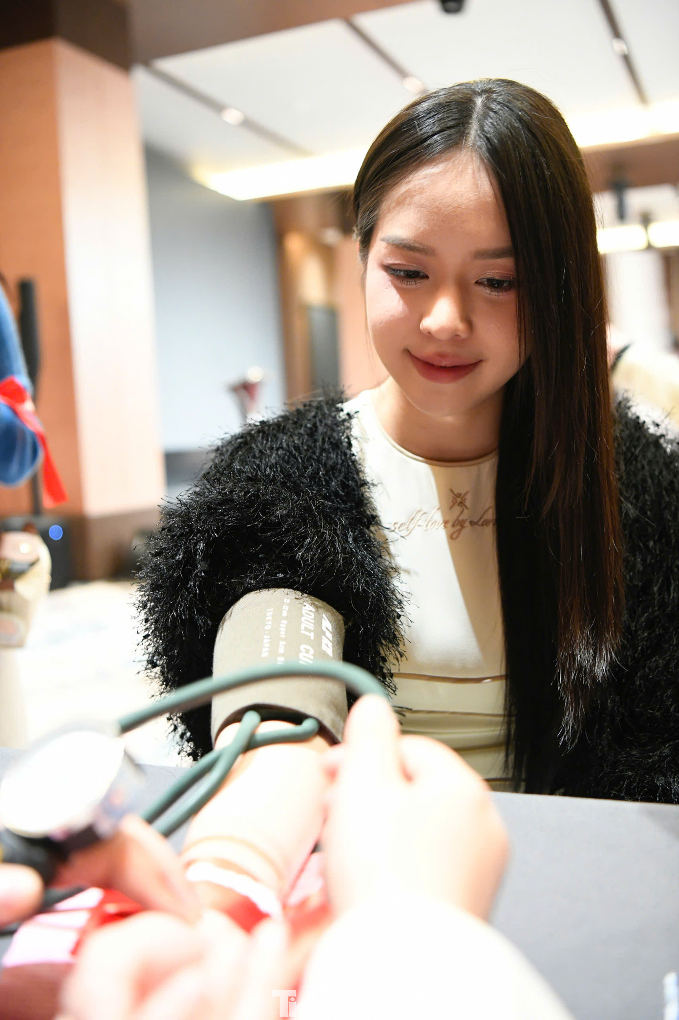 Không chỉ góp mặt để cổ vũ ngày hội hiến máu tình nguyện, Hoa hậu Huỳnh Thị Thanh Thủy cũng tham gia hiến máu. Đây là lần thứ hai Thanh Thủy hiến máu tại sự kiện "Giọt hồng cội Việt". Cô mong muốn hành động của mình góp phần mang lại sự sống, niềm tin và hy vọng người bệnh và gia đình họ. Không chỉ góp mặt để cổ vũ ngày hội hiến máu tình nguyện, Hoa hậu Huỳnh Thị Thanh Thủy cũng tham gia hiến máu. Đây là lần thứ hai Thanh Thủy hiến máu tại sự kiện "Giọt hồng cội Việt". Cô mong muốn hành động của mình góp phần mang lại sự sống, niềm tin và hy vọng người bệnh và gia đình họ.