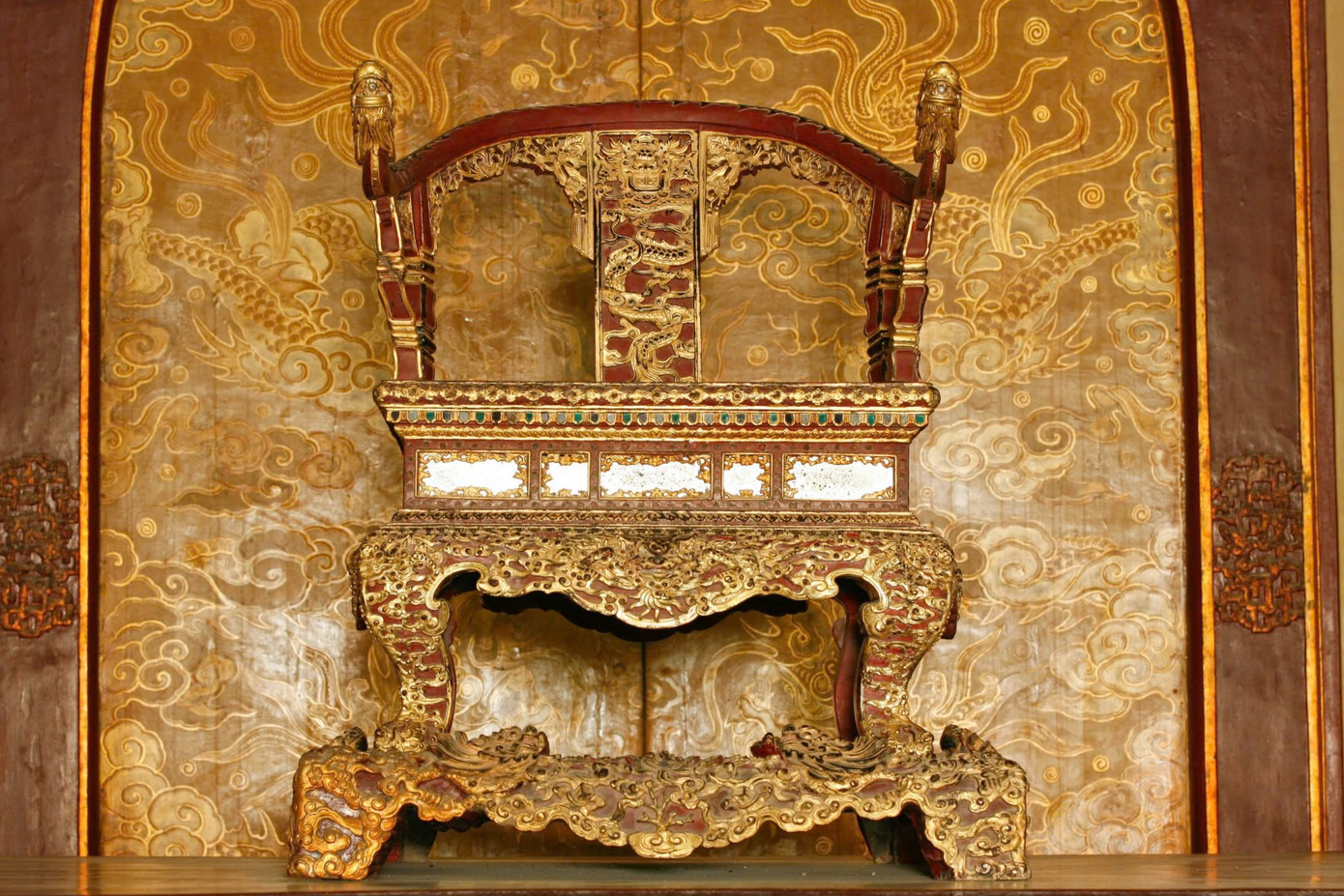 Ngai vàng triều Nguyễn trước khi bị xâm hại. Ngai vàng triều Nguyễn trước khi bị xâm hại.