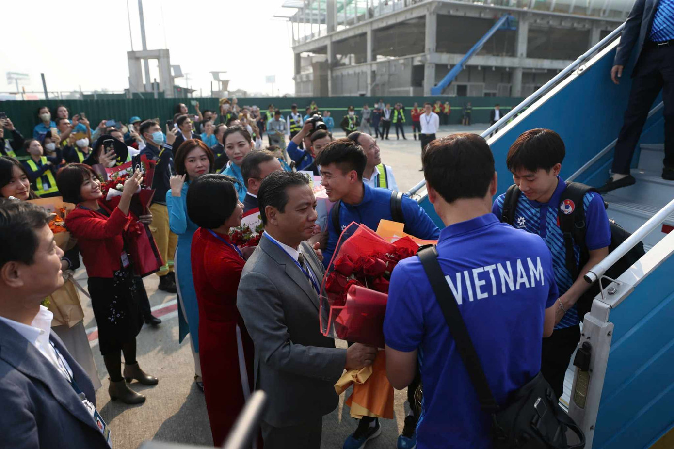 Thứ trưởng Bộ VHTTDL Hoàng Đạo Cương tặng hoa chúc mừng thành công của đội tuyển tại ASEAN Cup 2024.