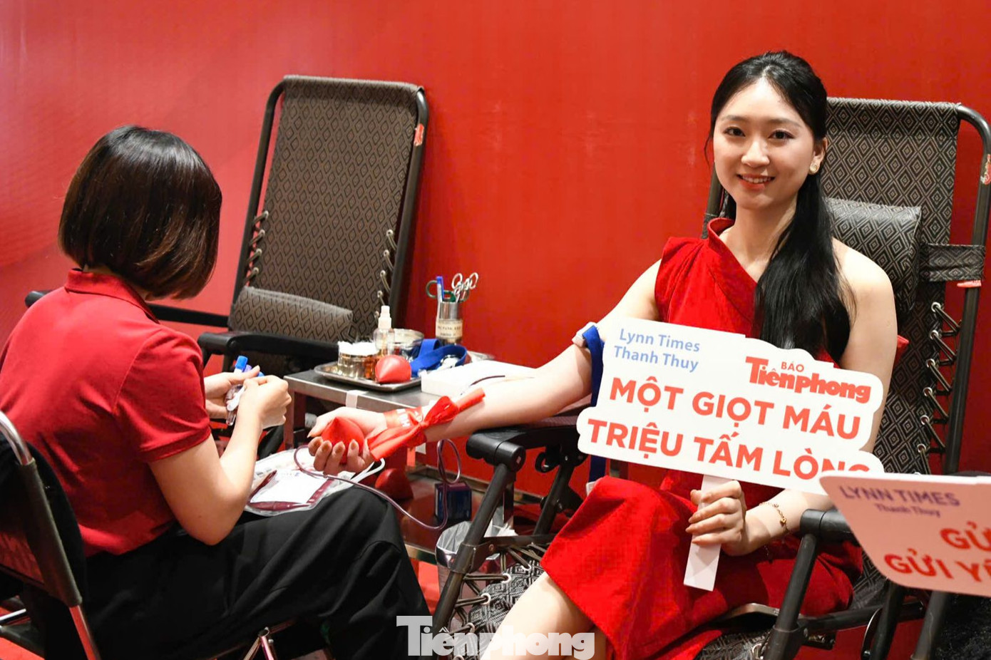 "Đây là lần thứ 5 hoặc lần thứ 6 tôi tham gia hiến máu. Có rất nhiều bệnh nhân đang cần máu vì vậy chỉ cần một chút máu của mình là họ có thêm hy vọng. Vì vậy, chỉ cần bản thân chịu đau thêm chút là rất nhiều người có thêm cơ hội", người đẹp Kim Trà My chia sẻ. "Đây là lần thứ 5 hoặc lần thứ 6 tôi tham gia hiến máu. Có rất nhiều bệnh nhân đang cần máu vì vậy chỉ cần một chút máu của mình là họ có thêm hy vọng. Vì vậy, chỉ cần bản thân chịu đau thêm chút là rất nhiều người có thêm cơ hội", người đẹp Kim Trà My chia sẻ.