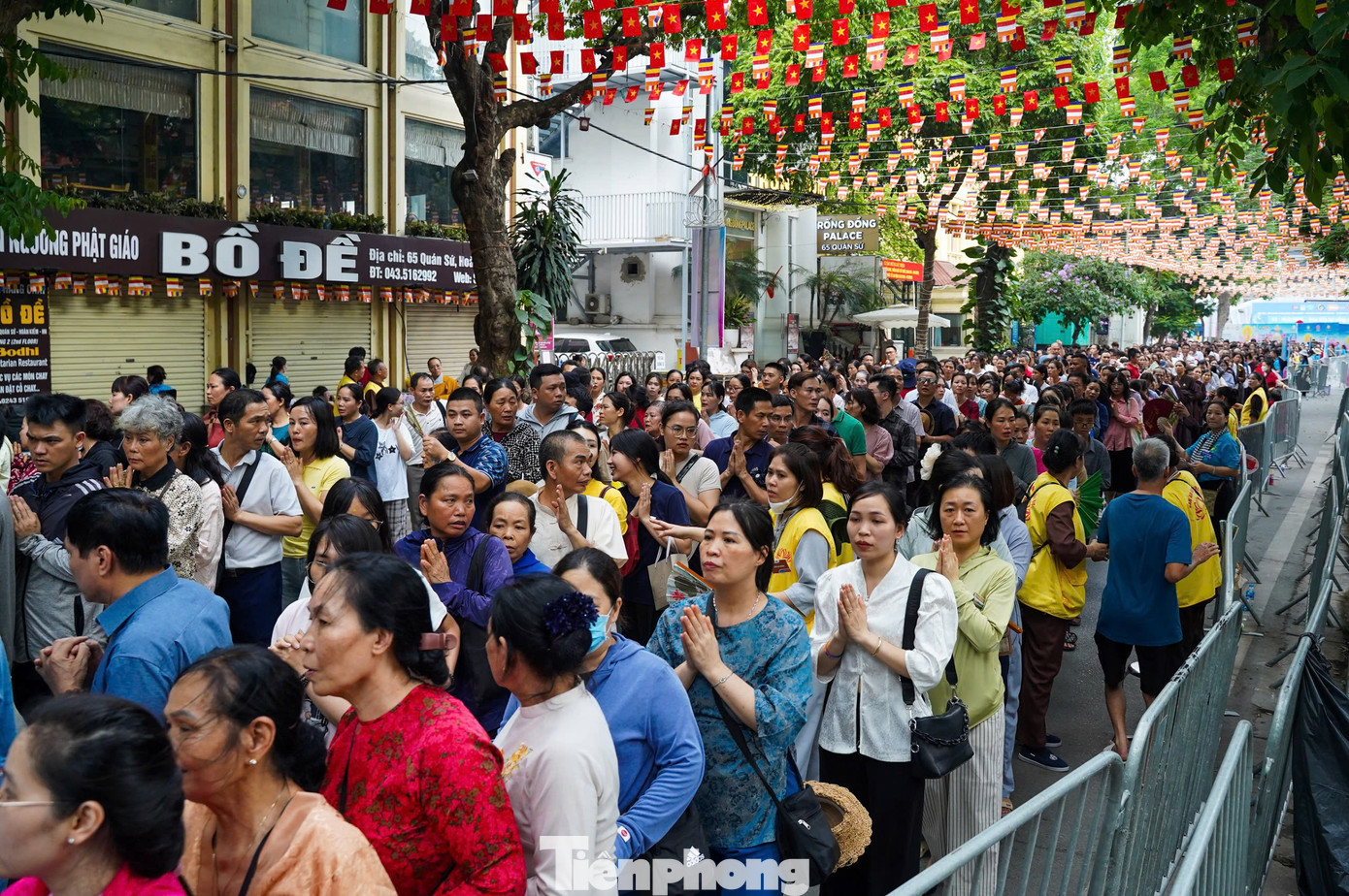 16/5 là ngày cuối chùa Quán Sứ mở cửa cho tăng ni, Phật tử, du khách thập phương đến chiêm bái xá lợi Phật Thích Ca Mâu Ni. Theo ghi nhận của phóng viên báo Tiền Phong, lượng khách chiều 16/5 vẫn tăng cao. Dòng người xếp hàng đến 3-4 km để được vào chiêm bái.