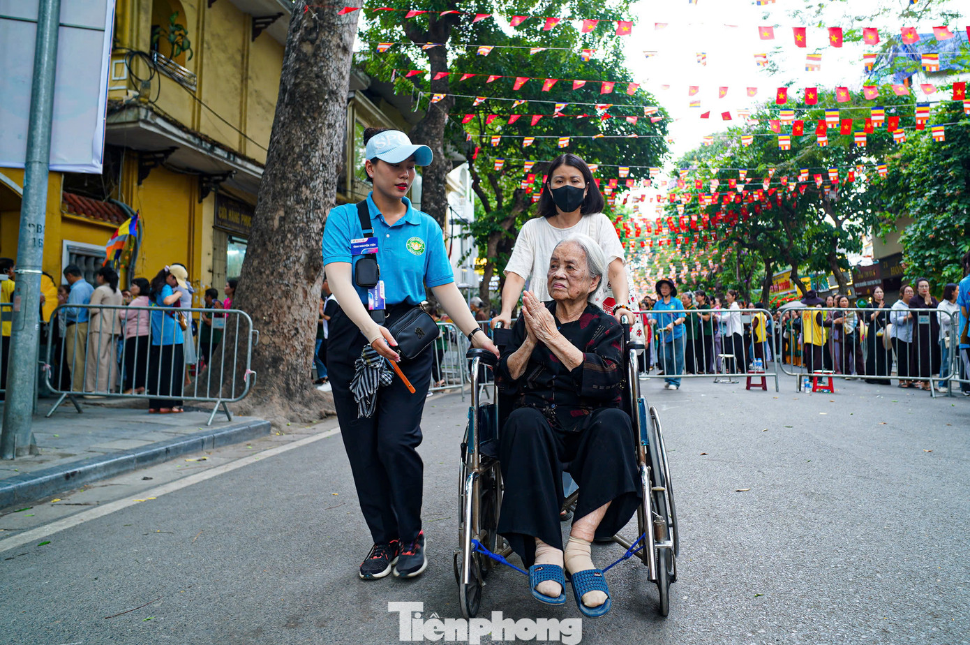 Tình nguyện viên liên tục hỗ trợ người dân đến chiêm bái.