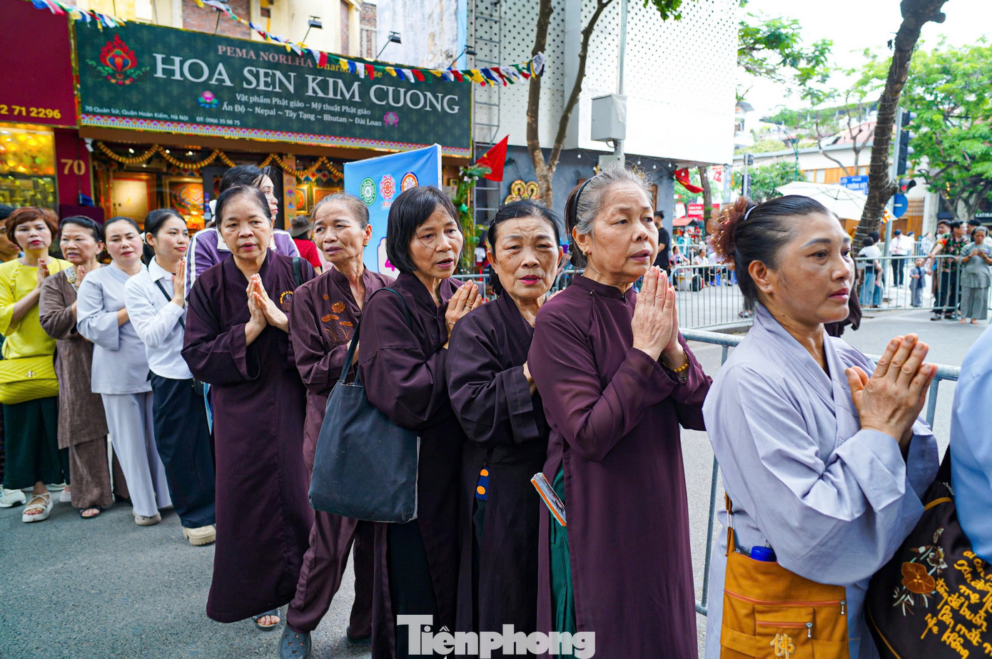 Dòng người chờ chiêm bái xá lợi Phật xếp hàng từ cổng chùa Quán Sứ kéo dài đến sân Cung hữu nghị Việt - Xô, ngã tư Trần Hưng Đạo - Dã Tượng, ngã tư Nguyễn Bỉnh Khiêm - Nguyễn Du…