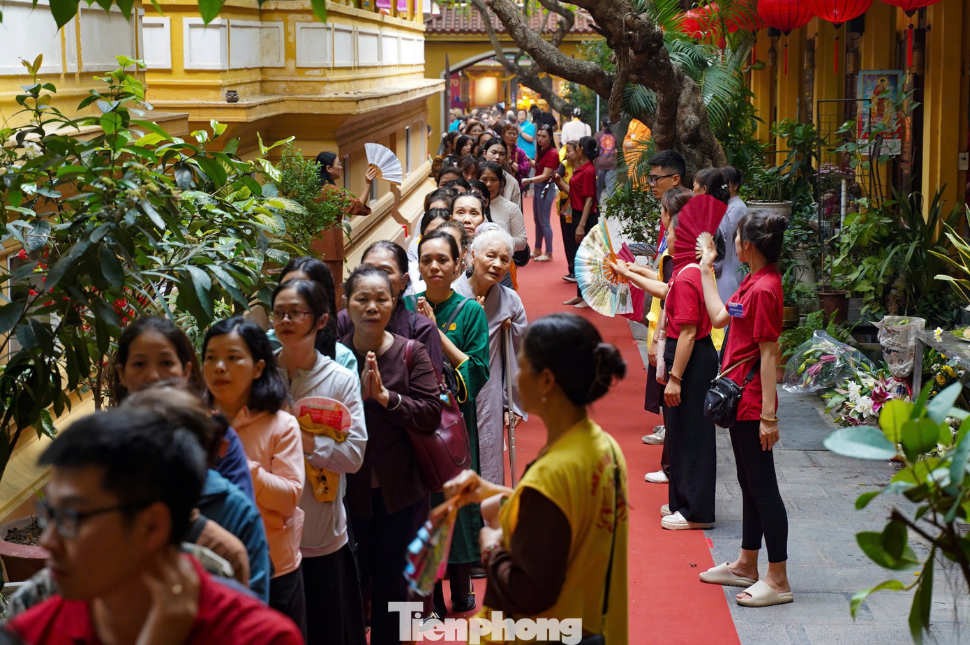 Ban đầu, chùa Quán Sứ chỉ mở một điểm chờ tại Cung Hữu nghị Việt - Xô dành cho người dân, tuy nhiên khi lượng khách đổ về quá lớn, chùa Quán Sứ phải mở thêm nhiều điểm chờ và huy động thêm hàng nghìn cộng tác viên phụng sự.