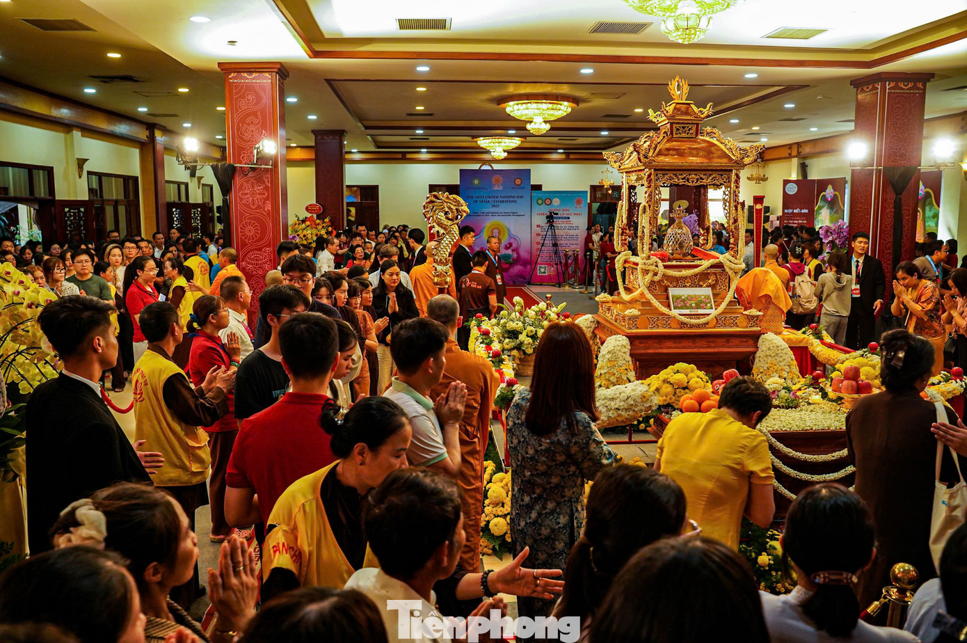 Chùa Quán Sứ đón hàng triệu người mỗi ngày khi mở cửa đón người dân đến chiêm bái, đảnh lễ. Chùa Quán Sứ đón hàng triệu người mỗi ngày khi mở cửa đón người dân đến chiêm bái, đảnh lễ.