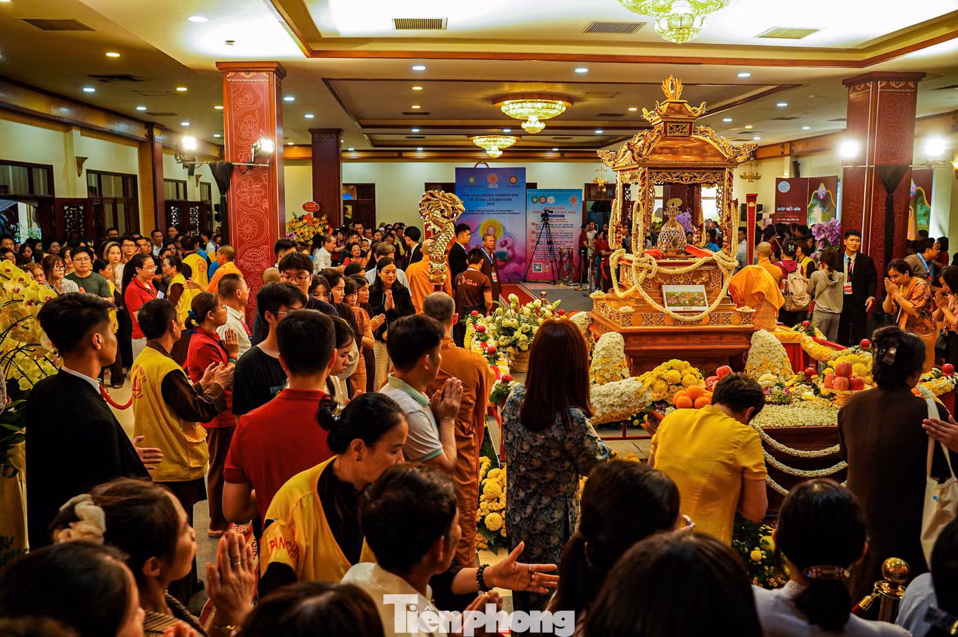Chùa Quán Sứ đón hàng triệu người mỗi ngày khi mở cửa đón người dân đến chiêm bái, đảnh lễ.