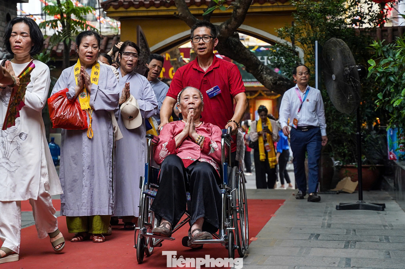 Tình nguyện viên liên tục hỗ trợ người dân đến chiêm bái.