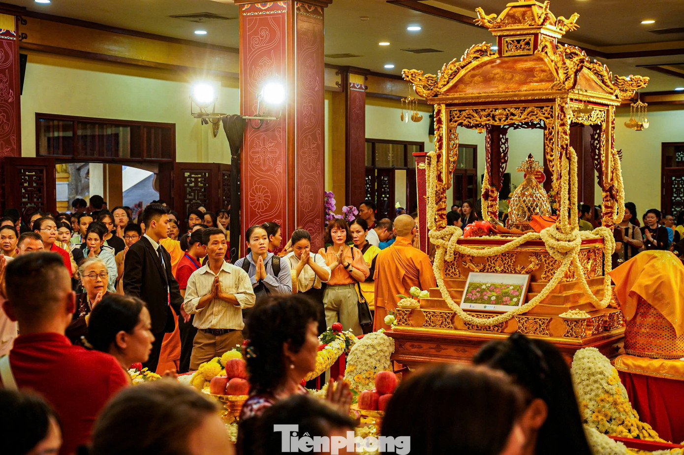 Khu vực hội trường tầng 1 chùa Quán Sứ - nơi tôn trí xá lợi Phật đông nghịt. Hàng dài tăng ni, Phật tử nối nhau vào hội trường để chiêm bái xá lợi Phật - quốc bảo của Ấn Độ.