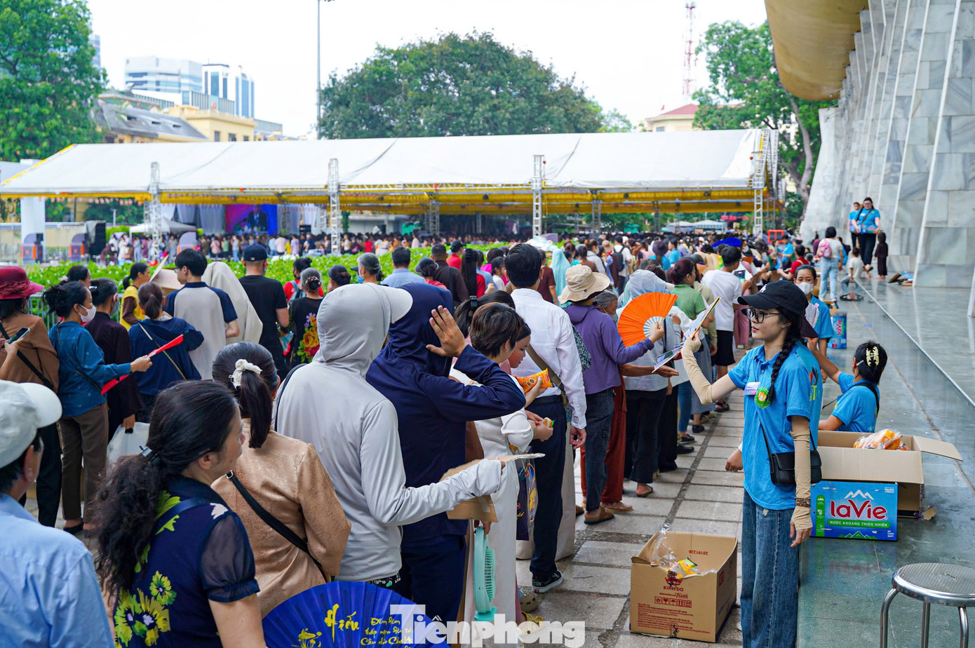 Tình nguyện viên liên tục hỗ trợ người dân đến chiêm bái.