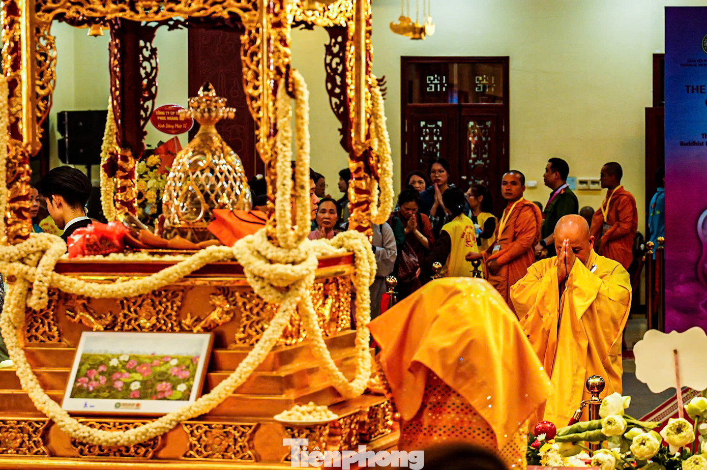 Tăng ni, Phật tử vào chiêm bái luôn thể hiện lòng tôn kính, thành kính bậc nhất, hướng về xá lợi Phật - biểu tượng được tôn kính như pháp thân và trí tuệ giác ngộ của Đức Phật.