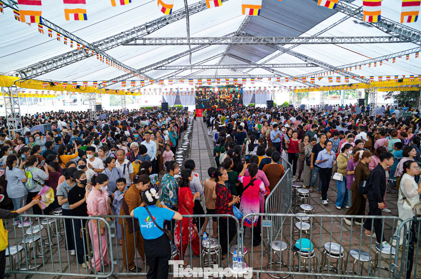 Theo đó, số lượng tình nguyện viên được huy động ban đầu chỉ có khoảng 3.000 người. Sau đó, dựa theo tình hình thực tế, Giáo hội Phật giáo Việt Nam phải huy động thêm 1.500 tình nguyện viên để phân luồng, giúp đỡ, hướng dẫn người dân vào chiêm bái xá lợi.