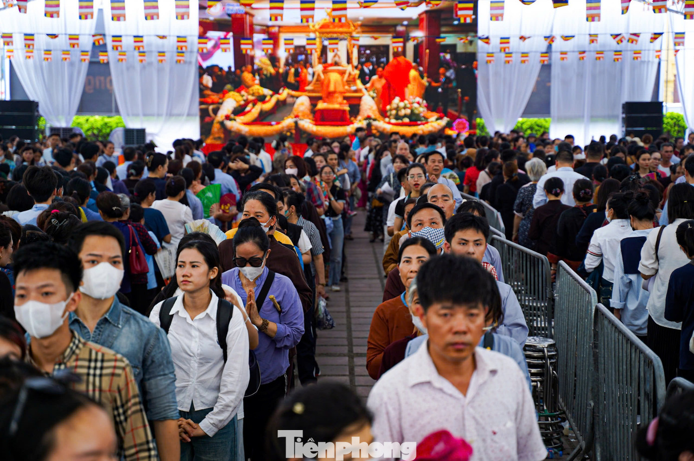Theo đó, số lượng tình nguyện viên được huy động ban đầu chỉ có khoảng 3.000 người. Sau đó, dựa theo tình hình thực tế, Giáo hội Phật giáo Việt Nam phải huy động thêm 1.500 tình nguyện viên để phân luồng, giúp đỡ, hướng dẫn người dân vào chiêm bái xá lợi.