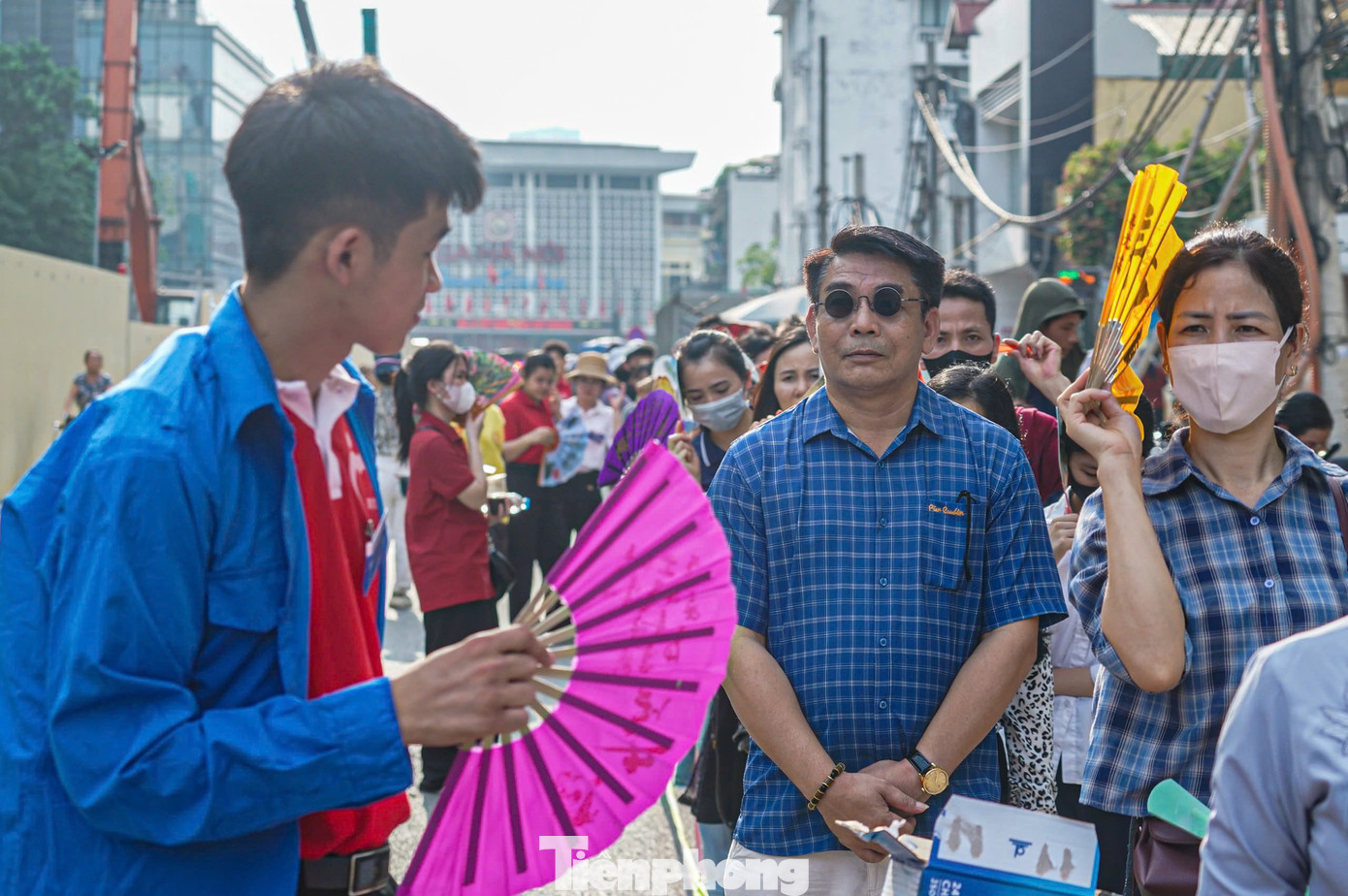 Tình nguyện viên liên tục hỗ trợ người dân đến chiêm bái.