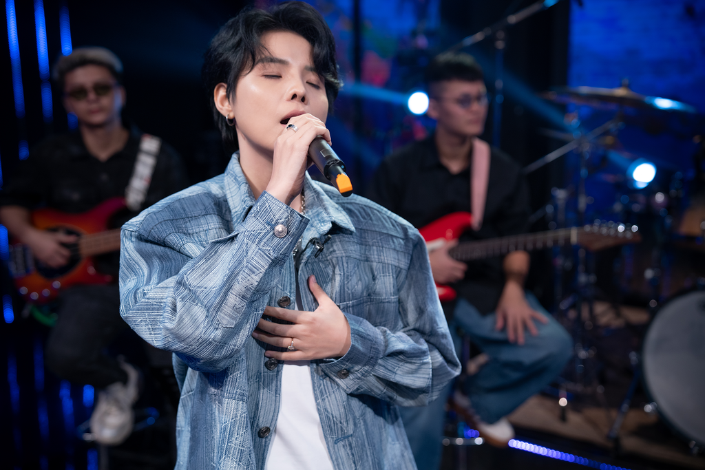 Vũ Cát Tường thể hiện bản hit Yêu xa, Mơ, Từng là... tại sân khấu chương trình Cuộc hẹn cuối tuần. Vũ Cát Tường thể hiện bản hit Yêu xa, Mơ, Từng là... tại sân khấu chương trình Cuộc hẹn cuối tuần.