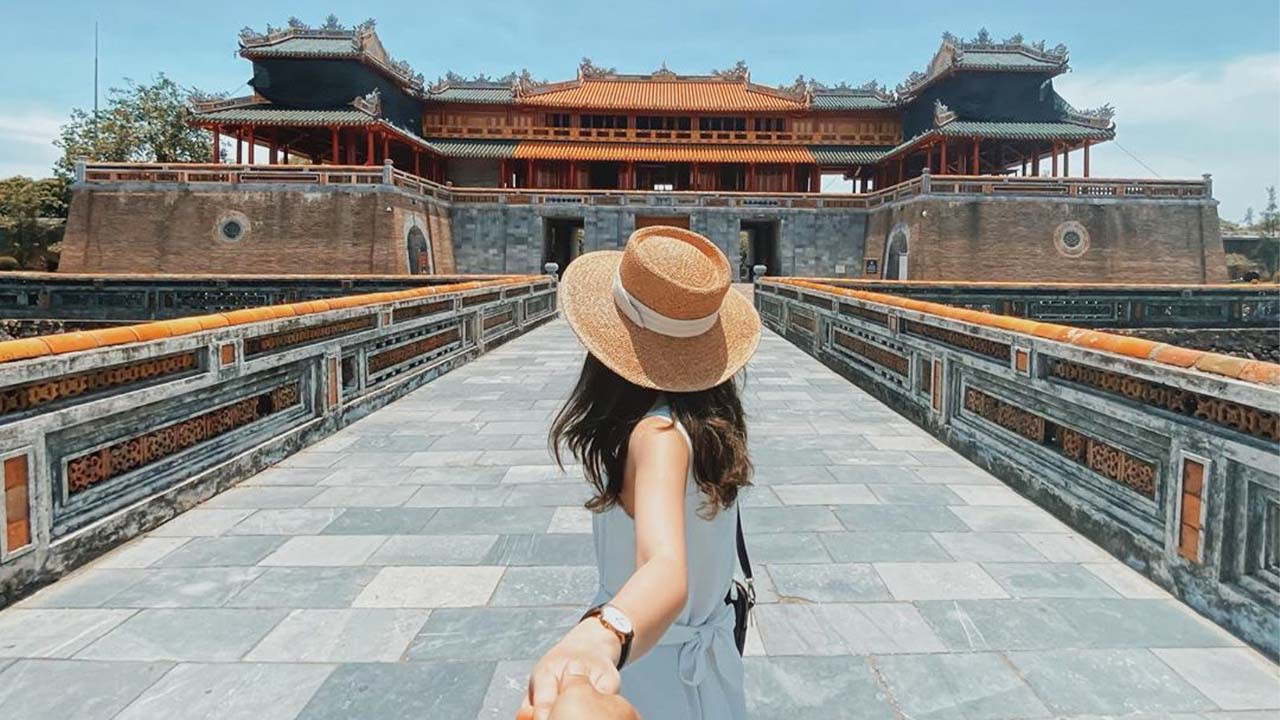 Du khách không muốn bỏ lỡ cơ hội ghi lại khoảnh khắc trước Ngọ Môn - biểu tượng của Kinh thành Huế.