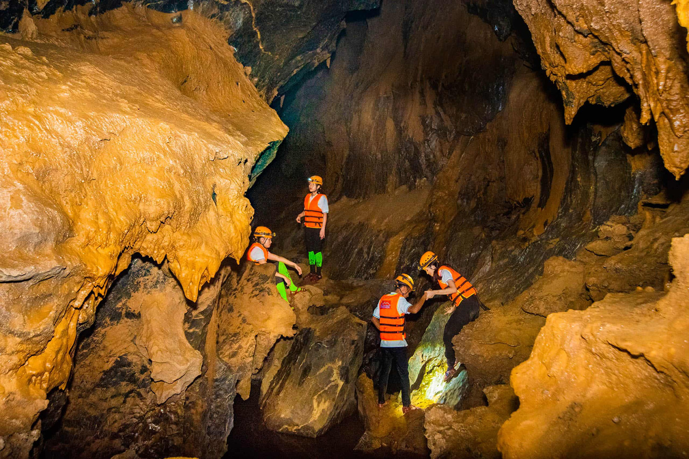 Những năm qua, hoạt động du lịch hang động chủ yếu xoay quanh việc tham quan hoặc khám phá hang động. Những năm qua, hoạt động du lịch hang động chủ yếu xoay quanh việc tham quan hoặc khám phá hang động.